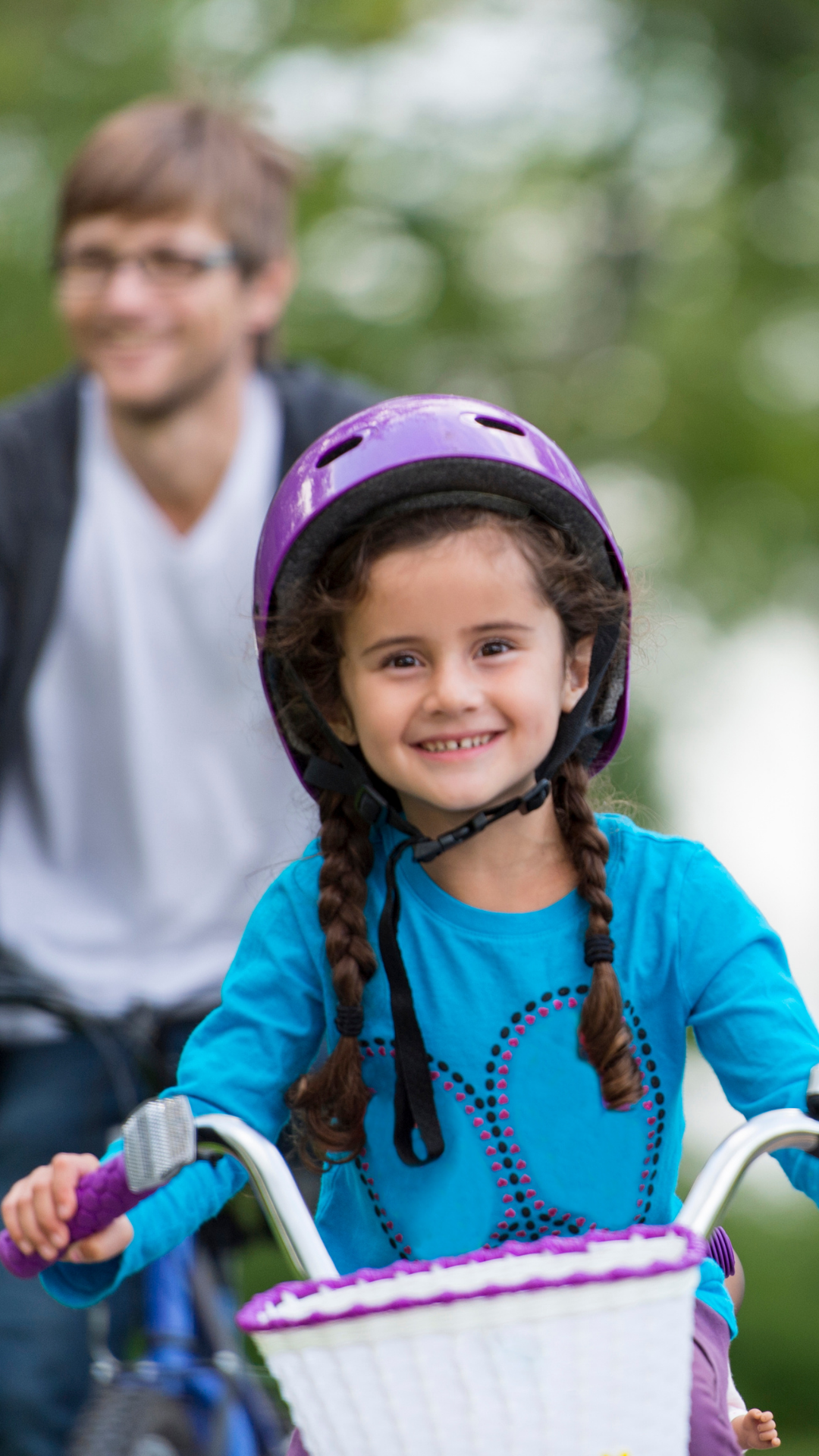 girl on purple bike with helmet